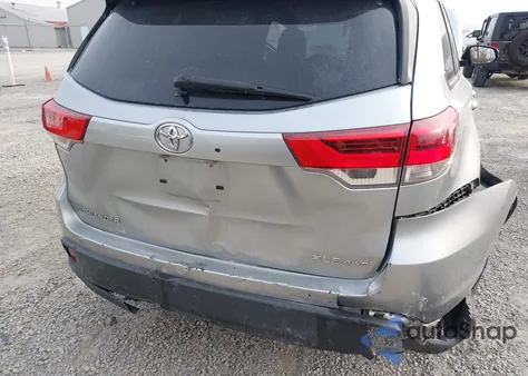 2019 Toyota Highlander Xle z USA, uszkodzony, nr VIN 5TDJZRFH9KS585639